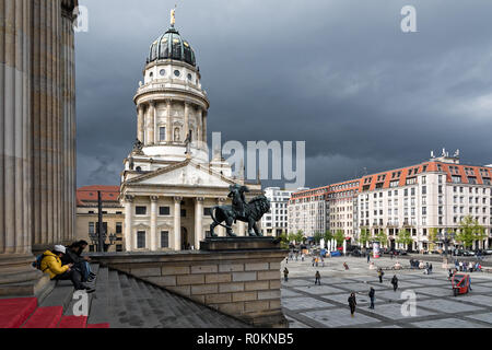 Vista della piazza Gendarmenmarkt con parte della Chiesa francese il 15 aprile 2017 a Berlino, Germania Foto Stock