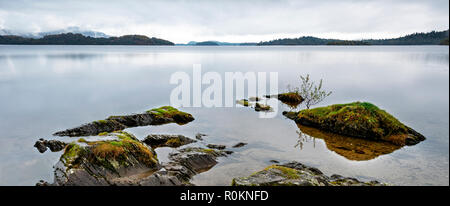 Cercando di fronte Loch Lomond verso Inchlonaig da Luss Foto Stock