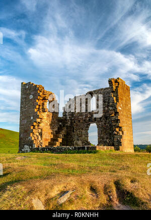 La rovina di Skelton Torre che sovrasta Newtondale nel North Yorkshire Moors National Park Foto Stock