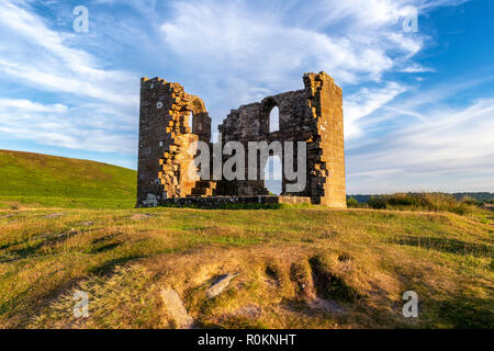 La rovina di Skelton Torre che sovrasta Newtondale nel North Yorkshire Moors National Park Foto Stock