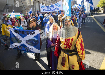 Decine di migliaia di Indy Ref 2 sostenitori marzo a Edimburgo per indipendenza scozzese con: Indy Ref 2 sostenitori dove: Edimburgo, Regno Unito quando: 06 Ott 2018 Credit: Euan ciliegio/WENN Foto Stock