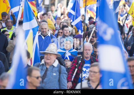 Decine di migliaia di Indy Ref 2 sostenitori marzo a Edimburgo per indipendenza scozzese con: Indy Ref 2 sostenitori dove: Edimburgo, Regno Unito quando: 06 Ott 2018 Credit: Euan ciliegio/WENN Foto Stock