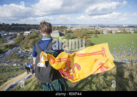 Decine di migliaia di Indy Ref 2 sostenitori marzo a Edimburgo per indipendenza scozzese con: Indy Ref 2 sostenitori dove: Edimburgo, Regno Unito quando: 06 Ott 2018 Credit: Euan ciliegio/WENN Foto Stock