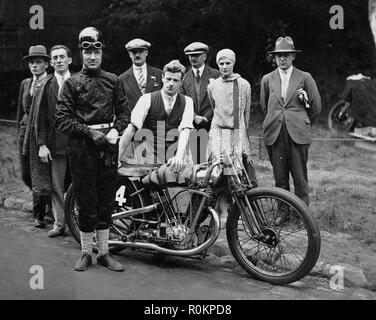 H. Le Vack con la sua Brough Superior a Montlhery circa 1925 La signora sulla destra è Le Vack la moglie Foto Stock