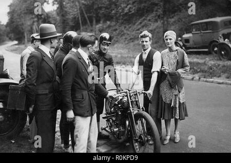 H. Le Vack con la sua Brough Superior a Montlhery circa 1925 La signora sulla destra è Le Vack la moglie Foto Stock