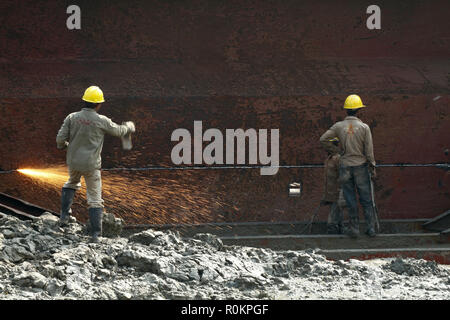 Gli operai lavorano a nave- cantiere di rottura. Il Bangladesh è dipendente dalla nave-industria di rottura per il 80% delle sue esigenze di acciaio. Chittagong, Bangladesh. Foto Stock