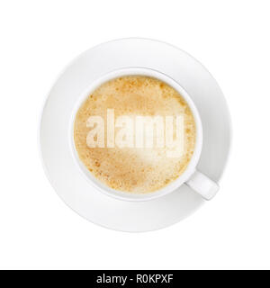 Chiudere l'uno bianco pieno di tazza di latte schiumoso cappuccino caffè sul piattino isolati su sfondo bianco, elevati vista dall'alto, direttamente al di sopra di Foto Stock