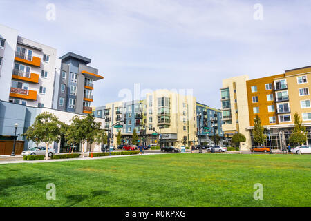 Ottobre 29, 2018 Sunnyvale / CA / STATI UNITI D'AMERICA - paesaggio urbano con recentemente sviluppato edifici residenziali nel centro cittadino di Sunnyvale, South San Francisco Bay Area Foto Stock