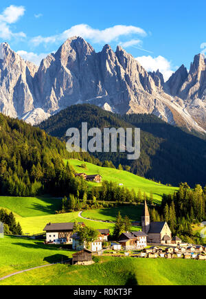 Famoso migliori località alpina del mondo, Santa Maddalena (St Magdalena) villaggio con magica montagne delle Dolomiti in background, Val di Funes, Tre Foto Stock