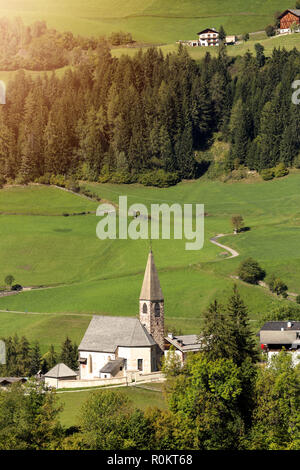 Santa Maddalena/Santa Magdalena e cime delle Dolomiti a Funes, Alto Adige, Italia Foto Stock