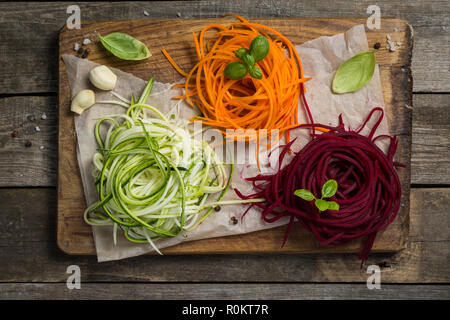 Tagliatelle di ortaggi - zucchine, carote e barbabietole Foto Stock