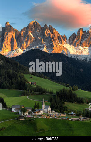 Bella idilliaco paesaggio di montagna nelle Dolomiti in golden luce della sera al tramonto in autunno colori, Val di Funes, Alto Adige, Italia settentrionale Foto Stock