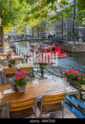 Il ristorante di Amsterdam, tabelle impostato per il pranzo con i fiori Foto Stock