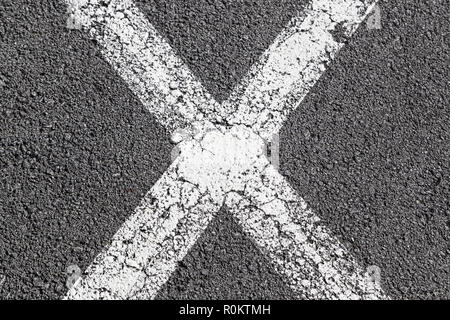 Linee sull'asfalto, dettaglio di linee di segnalazione su asfalto, informazioni e trasporto Foto Stock