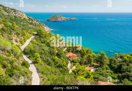 Un soleggiato paesaggio estivo vicino a Porto Ercole, di Monte Argentario, nella regione italiana della Toscana. Foto Stock