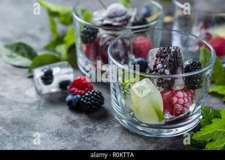 Frutti di bosco surgelati in cubetti di ghiaccio Foto Stock