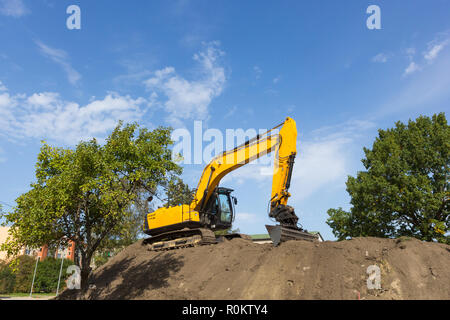 Escavatore contro il cielo blu Foto Stock