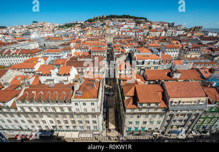 Vista sulla città da Elevador de Santa Justa, vista da Rua de Santa Justa e Castelo de São Jorge, Baixa, Lisbona, Portogallo Foto Stock