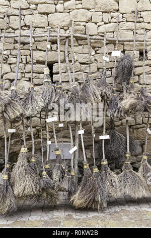 Streghe scope, dettaglio di una scopa per un partito di stregoneria Foto Stock