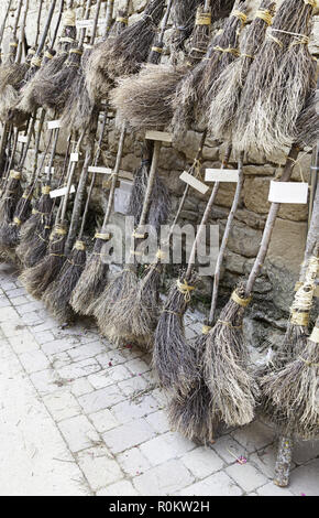 Parcheggio streghe scope, dettaglio di un vecchio ginestra stregoneria, la decorazione e la paura Foto Stock