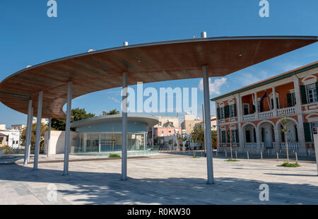 Nuovi semi circolare Installazione off Nicodemou Mylona street a Paphos centro storico, Kato Paphos, Paphos, Cipro. Foto Stock
