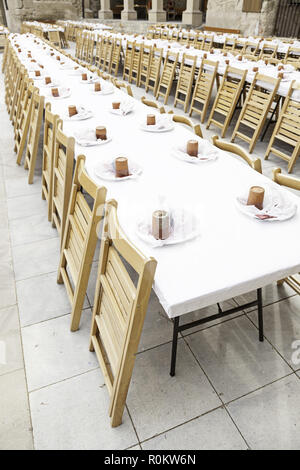 Grande tavolo da pranzo, il dettaglio di una tabella in un famoso cibo in città, un sacco di esso