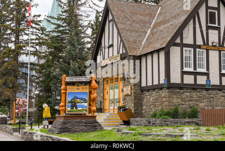 BANFF, AB, Canada - Giugno 2018: Banff Visitor Centre in Banff Town Center. Foto Stock