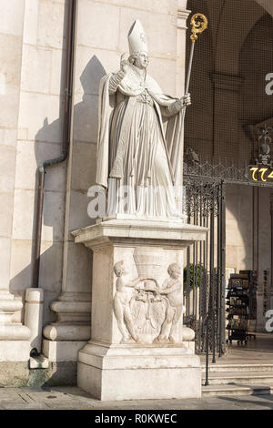 Statua di San Ruperto, Cattedrale di Salisburgo, Austria, 2018. Dettaglio Salzburger des Doms, figura von San Ruperto am Eingangsportal. Foto Stock