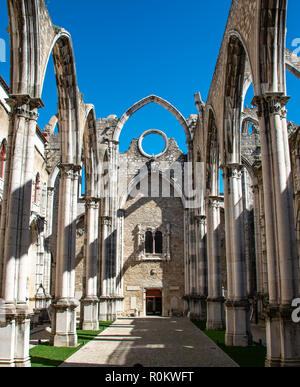 Distrutta chiesa, rovine della Igreja do Carmo, Convento da Ordem do Carmo, Chiado, Lisbona, Portogallo Foto Stock