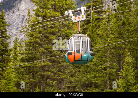 BANFF, AB, Canada - Giugno 2018: Funivia gondola viaggia su Montagna di Zolfo in Banff. Foto Stock