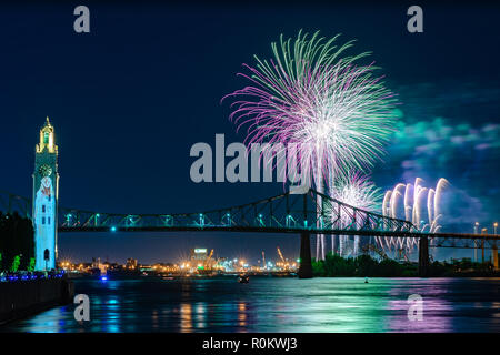 International festival dei fuochi d'artificio di Montreal, fuochi d'artificio su un ponte Foto Stock