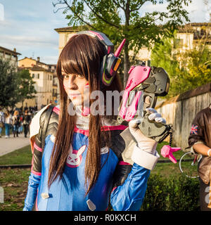 I partecipanti che posano per una foto di Lucca Comics & Games, annualmente un fumetto e convenzione di gioco nella città murata di Lucca, Toscana, Italia Foto Stock