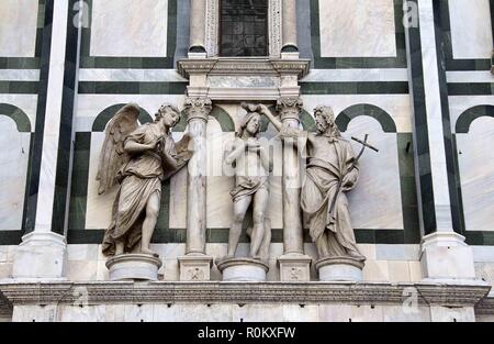 Le statue sulla parte esterna del Duomo di Firenze Foto Stock