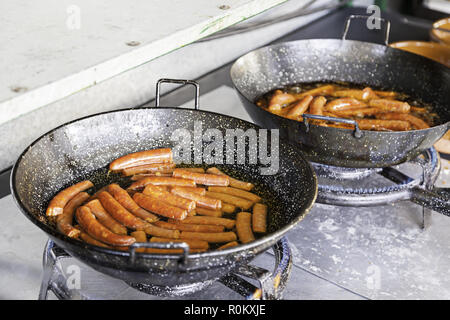 Grigliata chorizo spagnolo??, rosso salumi tipici di Spagna, alimento per la vita sana Foto Stock