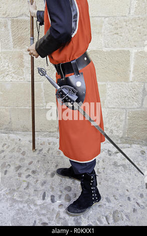 Spadaccino medievale, il dettaglio di una persona vestita in una festa medievale, guerriero Foto Stock