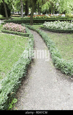Percorso in un giardino, un dettaglio di una passeggiata in un giardino botanico, la natura a piedi, uno stile di vita sano Foto Stock