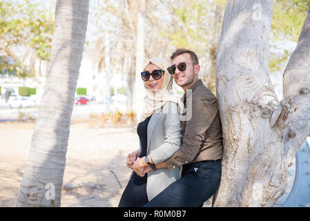 Un giovane arabo giovane cuddling in uno scenario esterno Foto Stock