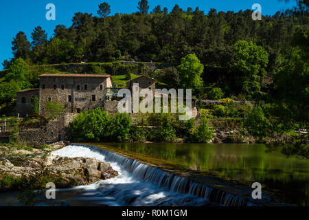 Il mulino ad acqua lungo il fiume Gardon Foto Stock