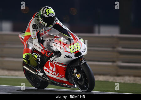 Andrea Iannone di Italia e Suzuki team Ecstar manzi la sua bici durante una sessione finale del Moto GP World Championship sul circuito Internazionale di Losail. Foto Stock