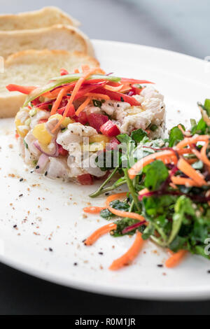 Materie spigola marinata pesce ceviche insalate gourmet moderna cucina fusion starter set in Melbourne Australia ristorante Foto Stock