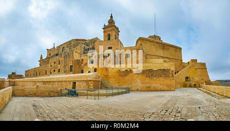 Panorama di Rabat fortificazioni della cittadella dalla St John demi-bastion con una vista su enormi pareti e San Giovanni Cavalier, che si trova dal lato destro della Foto Stock