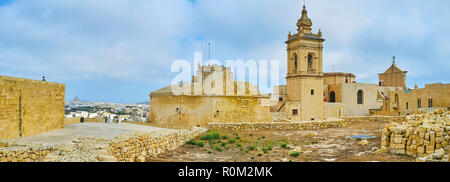 Panorama della Cattedrale dell Assunzione e San Giovanni Cavalier di Rabat cittadella dalla sinistra del campanile, Victoria, Gozo, Malta. Foto Stock