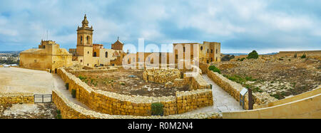 Panorama della cittadella di Rabat con fondazioni di edifici in rovina, St John Cavalier e la Cattedrale dell'Assunzione, Victoria, isola di Gozo, Malta. Foto Stock