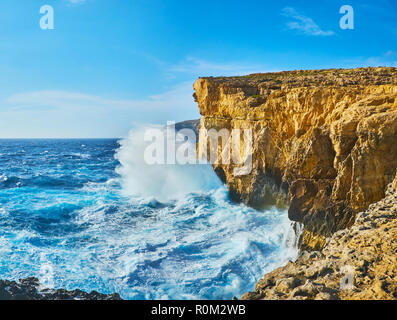Le alte scogliere di San Lawrenz sono luogo sicuro per guardare la tempesta con onde forti, schiantarsi contro le rocce, isola di Gozo, Malta. Foto Stock