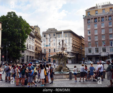 Fontana del Tritone - XVII secolo fontana barocca in una pubblica piazza, dotate di un dio del mare circondato da delfini. Foto Stock