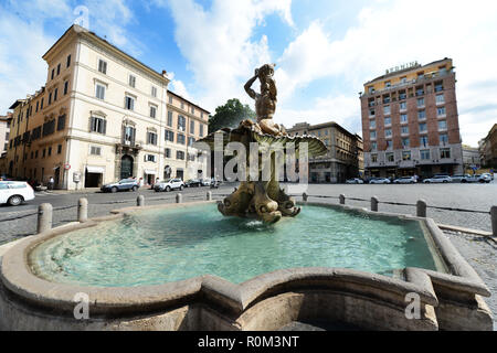 Fontana del Tritone - XVII secolo fontana barocca in una pubblica piazza, dotate di un dio del mare circondato da delfini. Foto Stock