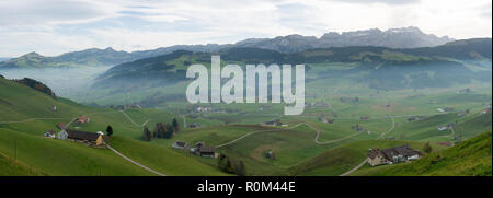 Panorama vista orizzontale della bellissima regione Appenzell in Svizzera con le ist colline e fattorie e l Alpstein montagne dietro Foto Stock