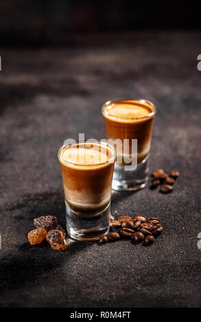 Shot cocktail con il gusto del caffè al buio su un sfondo vintage Foto Stock