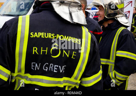 Centinaia di angry vigili del fuoco marzo a Lione, Francia Foto Stock