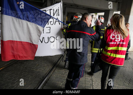 Centinaia di angry vigili del fuoco marzo a Lione, Francia Foto Stock